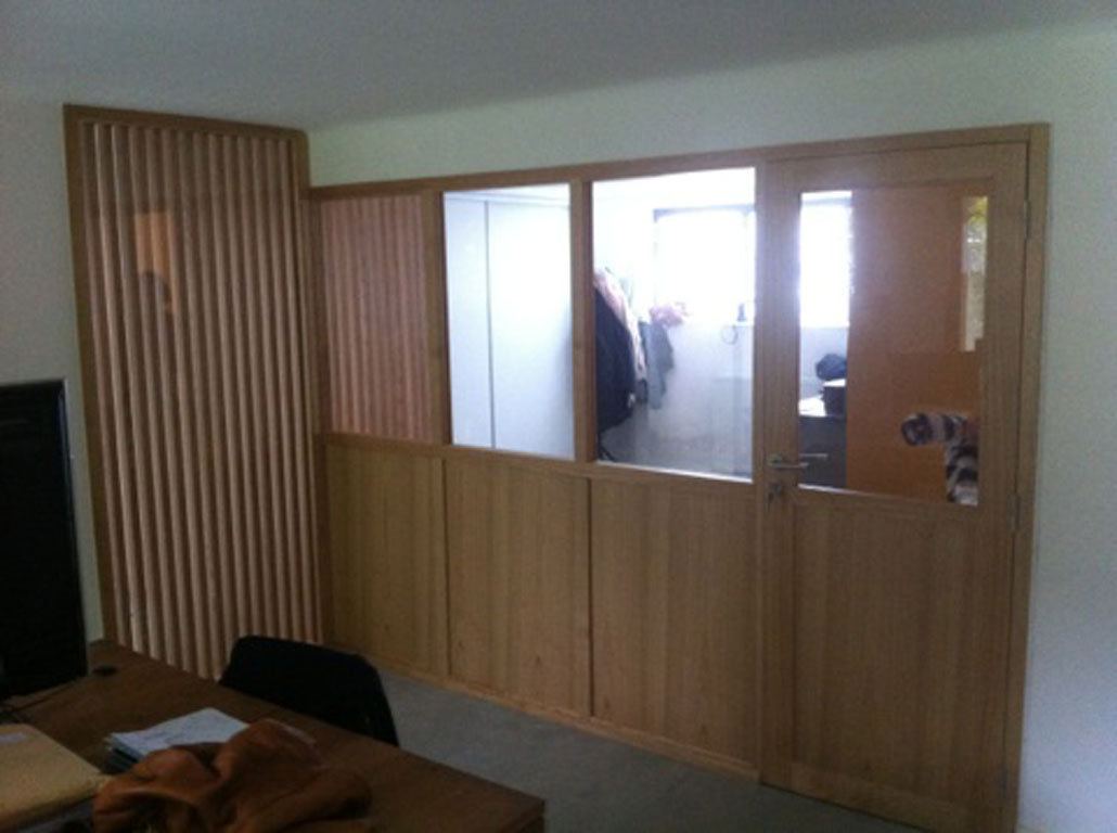realisation d'une cloison en bois coulissante par bg menuiserie