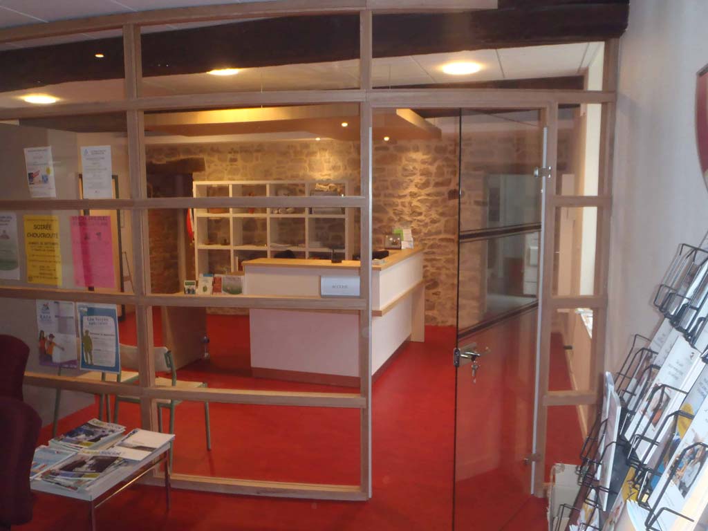 réalisation d'une cloison en verre et en bois par bg menuiserie