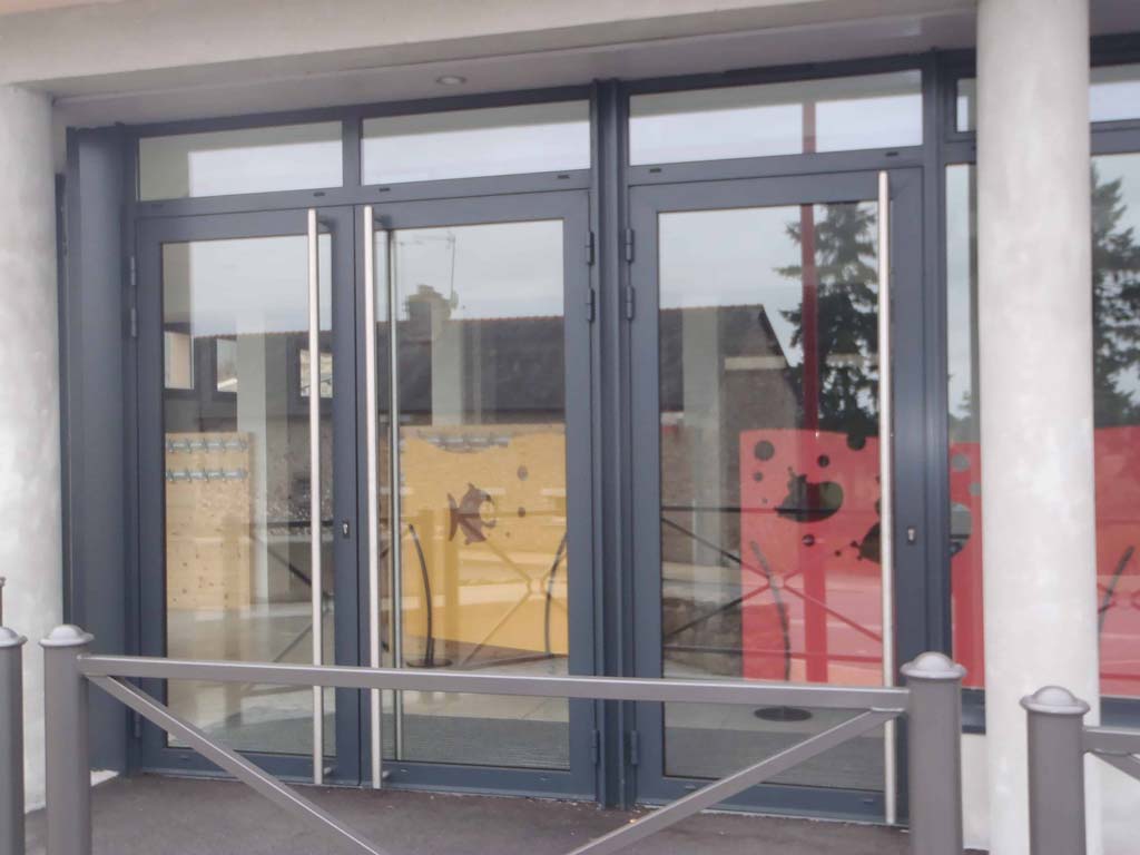 réalisation de portes battantes pour une école par bg menuiserie