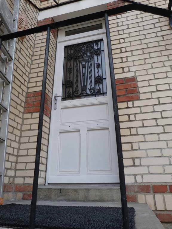 réalisation d'une porte traditionnelle en bois par bg menuiserie